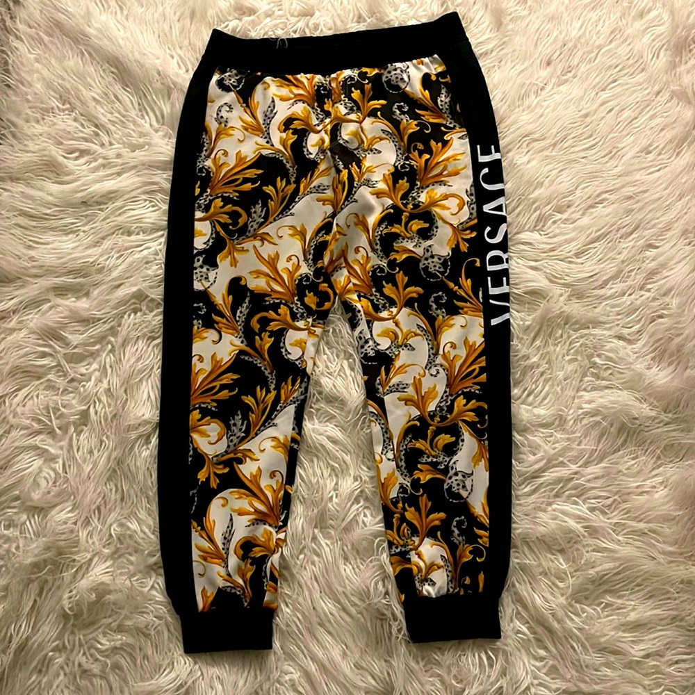 100% authentic Versace barocco print pants 😎🔥